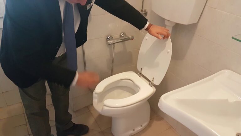 Soluzioni di Accesso all’Acqua per Disabili con Doccetta